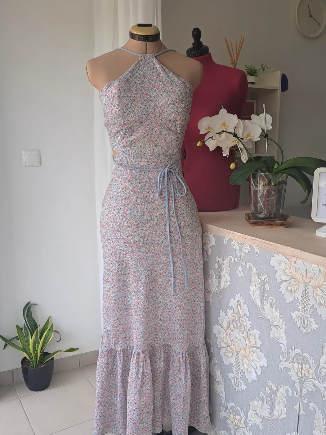 Vestido comprido de padrão floral, com costas abertas e folho na bainha, feito no atelier JacqueCostura